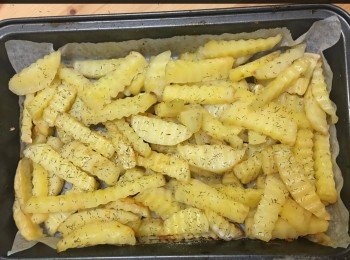 step5: 焗熟的薯條加上香草味道可口^^