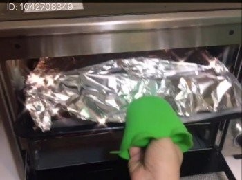 step7: 蓋上錫紙，放入已預熱230度焗爐，烤20分鐘
反轉骨排取出掃上餘下醃汁烤15分鐘，取出反轉茶上一層义燒醬焗15分鐘，取出茶上一層蜜糖焗10分鐘 便可。
（骨的厚薄會影響烹調時間，和個別爐溫有差別， 初次要自行觀察調節。）