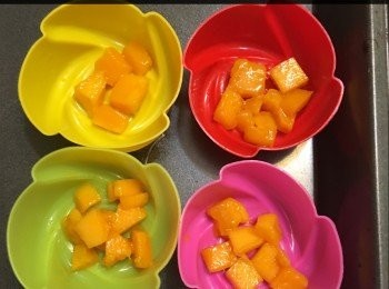 step3: 玫瑰花芒果布丁做法：
將芒果粒放入玫瑰花模