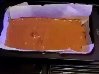 step3: ～分三次將蛋白霜加入蛋黃糊內輕手拌勻，注入蛋糕模
～預熱焗爐180度10分鐘