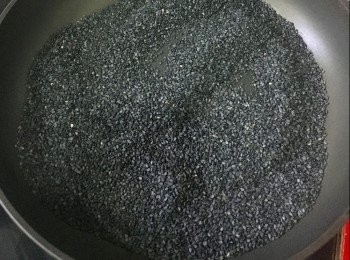 step1: 將黑芝麻用白鑊炒香，放涼，備用