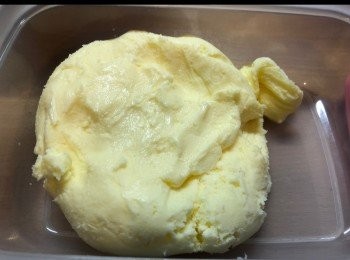 step7: 把牛油由過濾袋刮出，放入預先消毒左既盒或樽～