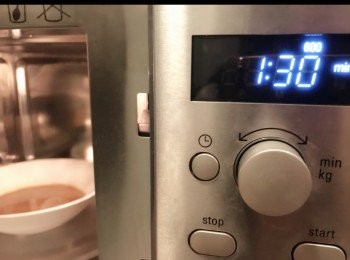 step5: 另一半用微波爐(600w 1min30sec)加熱。