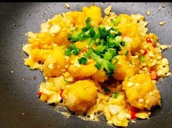 step13: 最後加蔥花再兜炒一下， 完成。