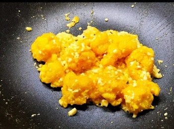 step10: 把所有切粒的蒜頭和紅辣椒加進去稍為炒香， 再把蝦球倒進去，快炒至蝦球沾上蛋黃碎。