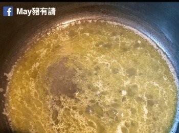 step1: 預熱焗爐190度。牛油、糖、鹽、水一同放鍋內以中火煮沸，牛油完全溶化。