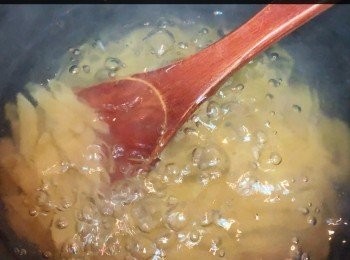 step2: 煮滾一鍋水，加鹽，放入長通粉。依包裝盒指示將長通粉煮至理想的軟硬度。