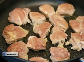 step7: 熱鍋, 將雞塊放入鍋中煎至出油後, 倒去多餘的油