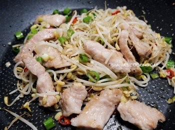 step6: 放回豬頸肉後再撒上些海鹽跟蔥綠快速拌炒均勻，就完成囉。