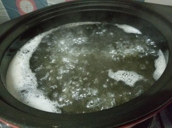 step3: 開細火煮至冰糖溶化，再較中火煮多5分鐘，熄火，攤至完全冷卻