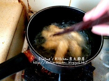 step7: 燒熱油鑊 , 逐一放入單骨<a href="https://bit.ly/3zHU5V3" target="_blank" data-keyword="雞翼" class="guide-link"><strong>雞翼</strong></a> <span style="display:inline-block;vertical-align:middle;margin-top:-3px;color:initial;border-radius:3px;padding:2px 3px;font-size:12px;line-height:14px;background:#87d300;color:#fff;">即買</span> 用慢火慢慢炸 , 中途拌一拌勻雞鎚以免黏底