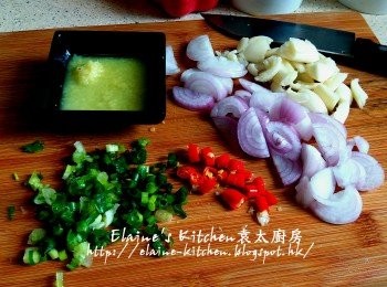 step4: 蔥洗淨切粒 , 蒜頭去衣拍扁 , 乾蔥頭去衣切片 , 辣椒切粒 , 薑去皮磨成薑汁