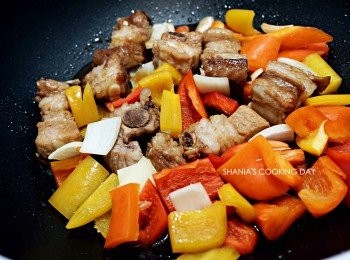 step8: 約15分鐘後，開鍋蓋放入甜椒及洋蔥與排骨跟<span class="group_2">糖醋醬汁</span>一起拌炒均勻。