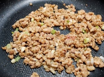step7: 加入蒜末/薑末/蔥白一起炒香。