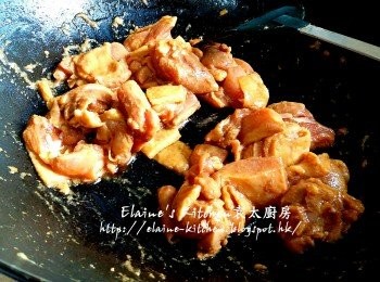 step4: 燒紅鑊 , 將<a href="https://bit.ly/2ZxapeY" target="_blank" data-keyword="雞扒" class="guide-link"><strong>雞扒</strong></a> <span style="display:inline-block;vertical-align:middle;margin-top:-3px;color:initial;border-radius:3px;padding:2px 3px;font-size:12px;line-height:14px;background:#87d300;color:#fff;">即買</span> 肉放入鑊中炒至轉色 , 先盛起備用