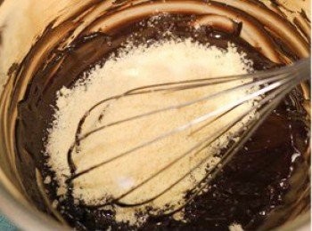 step3: 麵粉、可可粉、泡打粉過篩，加入糖拌勻，
逐少拌入朱古力混合物。雞蛋每 2次加入盆中，最後加入雲喱拿香油拌勻；