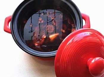 step2: 所有<span class="group_1">食材</span>放入鍋裡，除桂花、冰糖外，加水，大火煮滾後，轉小火加冰糖煮半小時，最后撒上桂花，攪拌均勻即可。