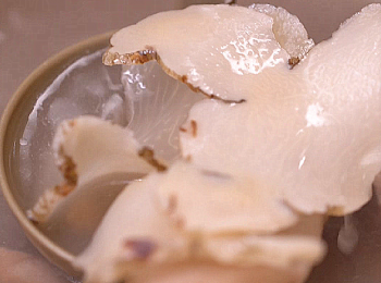 step2: 最後加鹽調味，清補涼瘦肉湯 完成~