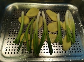 step3: 蒸盤用薑蔥墊底。