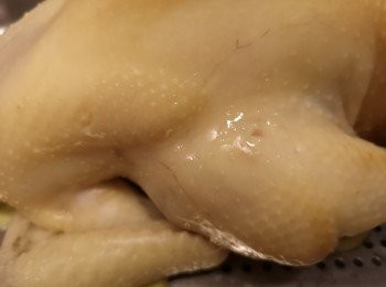 step5: 15分鐘後雞攞出，可用筷子插入脾位，如沒有血水滲出代表巳熟。