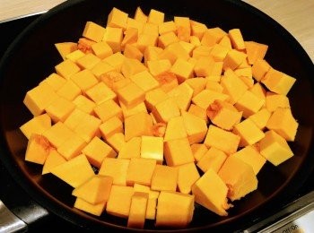 step2: 將南瓜放入平底鑊，清水混入鰹魚粉，加入鑊中，加蓋，以中火煮滾。
