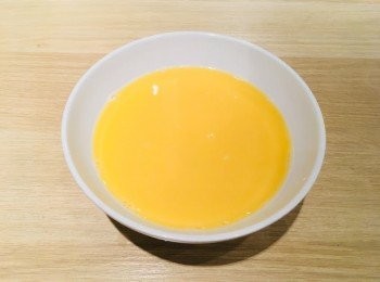 step1: 製作調味料。
打勻雞蛋，加入調味料，備用。