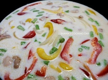 step7: 倒入雞高湯/椰漿/綠咖哩醬，並且攪拌均勻。