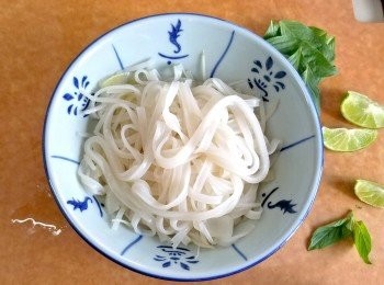 step5: 將河粉及芽菜盛起。