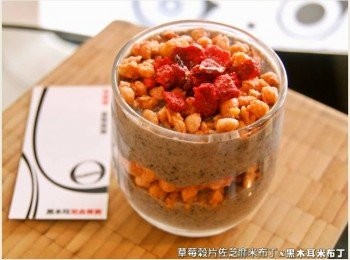 step5: 最後在上層鋪滿草莓穀片，假若想吃甜一點，可再酌量添加蜂蜜。