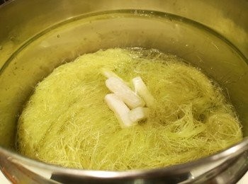 step2: 水滾後落粟米鬚和糖冬瓜，煮約1小時。