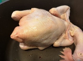 step2: 用海鹽搽混雞內外，再用米酒搽混雞皮，醃約半小時。