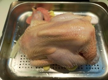 step4: 蒸爐100度蒸25分鐘，蒸好後不用打開爐爐門，雞留蒸爐焗15分鐘。