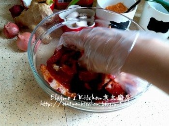 step2: 切件後放入器皿內 , 加入<span class="group_2">醃料</span>拌勻靜待1小時