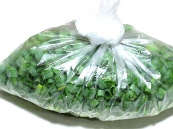 step2: 蔥綠部份可用作其他料理, 如獨具特色、大人小孩都喜歡的宜蘭蔥餅。
也可先切成蔥段或蔥花, 包好冷凍結冰, 是颱風祭後的好良伴。
蔥白留在案板上或做壽司的草蓆上, 風乾的效果會更好。