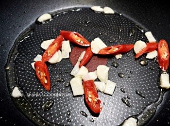 step3: 放入蒜片與辣椒一起炒香。