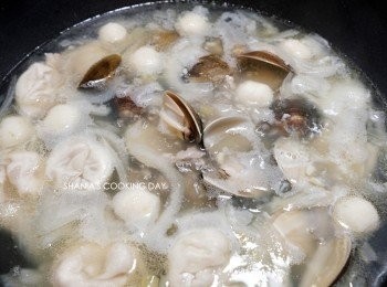 step8: 加入吐沙後的蛤蠣煮至開殼。