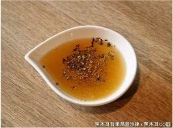 step4: 將蘋果醋、檸檬汁、橄欖油等<span class="group_1">食材</span>，依照自我喜愛比例，調製成涼拌醬汁。