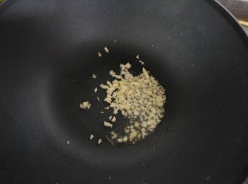 step5: 爆香蒜蓉