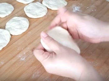 step8: 壓出空氣再把麵團揉開