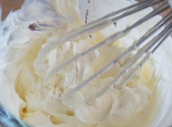 step1: 將200毫升的濃忌廉 (double cream) 倒進大碗內, 打至軟滑忌廉狀便完成! 大約5-10分鐘。