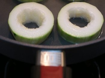 step1: 節瓜去皮，用匙刮走中間的籽