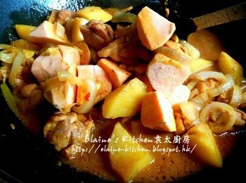 step8: 15分鐘後加入蕃薯拌勻 , 蓋上蓋繼續用慢火炆5分鐘