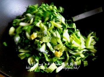 step12: 小棠菜放入鑊中 , 加少許鹽及薑汁拌勻