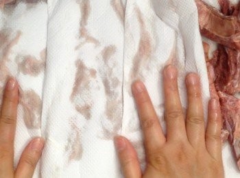 step2: 之後將浸清血水的牛肋條用廚紙抹乾備用