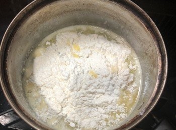 step2: 然後落中筋麵粉，快速用木勺或膠刮攪拌。