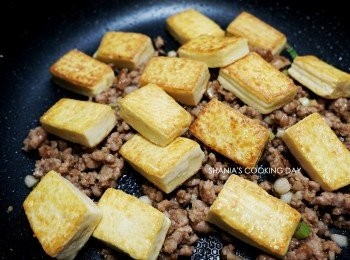 step8: 放回豆腐與鍋中<span class="group_1">食材</span>一起炒拌均勻。