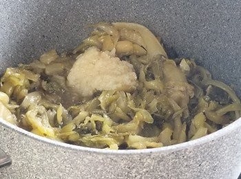step3: 燒熱油鍋，將鹹酸菜及蒜蓉爆香。