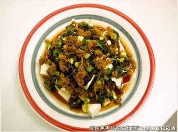 step4: 將步驟3的涼拌醬汁，澆淋在皮蛋與豆腐上，最後再灑上肉鬆來增味。