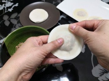 step7: 蓋上另一片餃子皮