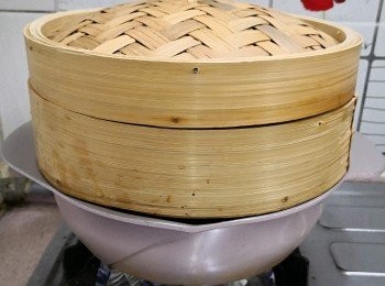 step7: 鋪上糯米隔水蒸20分鐘，糯米粉8成熟